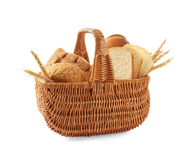 Cesta com produtos de pão sobre fundo branco — Fotografia de Stock