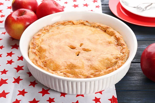 Delicioso pastel de manzana americano en la mesa —  Fotos de Stock