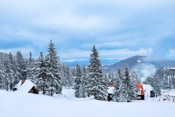 Όμορφο ορεινό θέρετρο σκι στη χιονισμένη μέρα. Χειμερινές διακοπές — Φωτογραφία Αρχείου