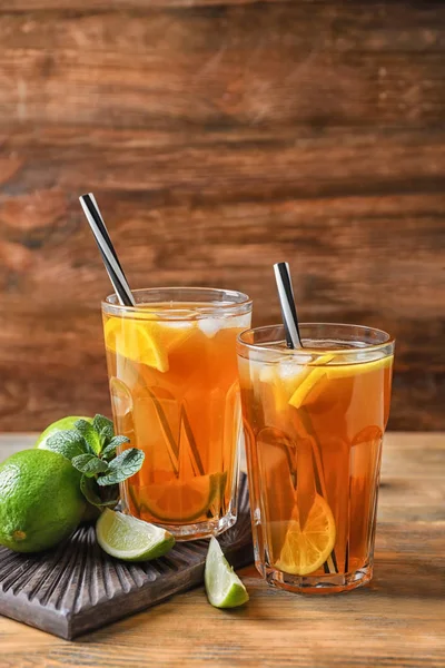 Limonada refrescante saborosa com gelo em óculos na mesa — Fotografia de Stock