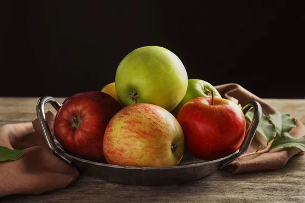 나무 테이블에 익은 달콤한 사과와 트레이 — 스톡 사진