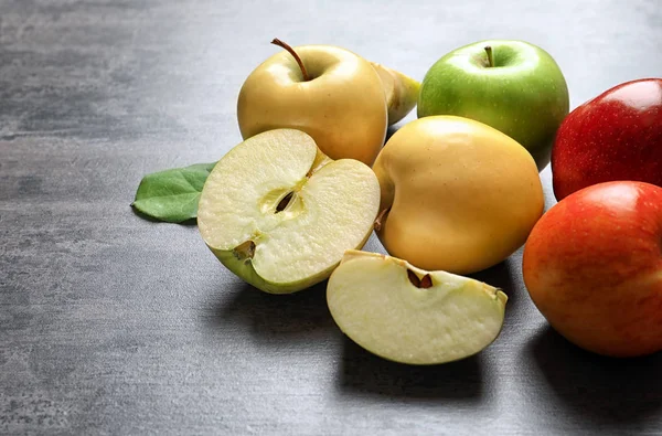 桌上成熟的多汁苹果 — 图库照片