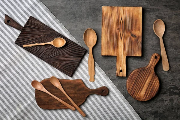 Деревянные кухонные принадлежности на сером фоне — стоковое фото