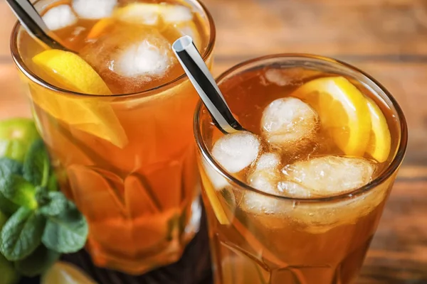 Sabrosa limonada refrescante con hielo en vasos, primer plano — Foto de Stock