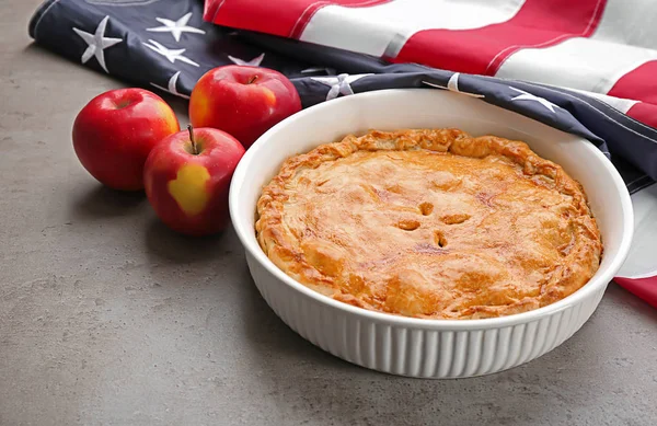 테이블에 플래그와 함께 맛 있는 아메리칸 애플 파이 — 스톡 사진