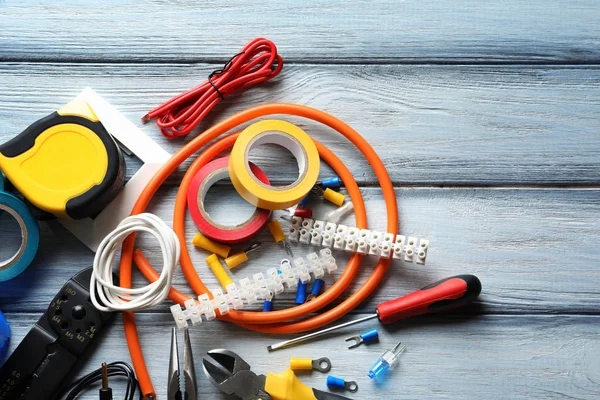 Ahşap arka plan üzerinde farklı elektrik araçları