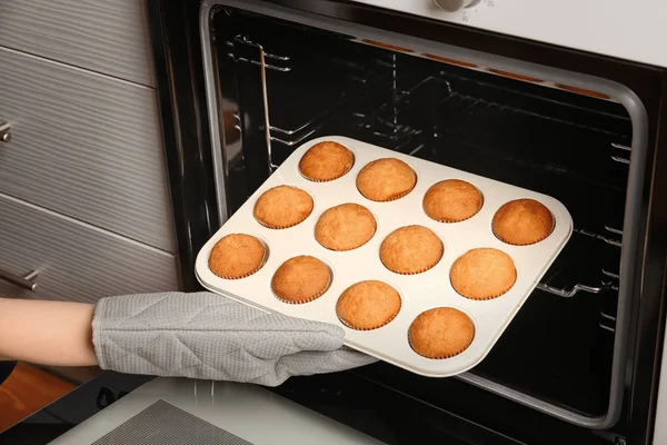 Lezzetli kek fırından alarak kadın