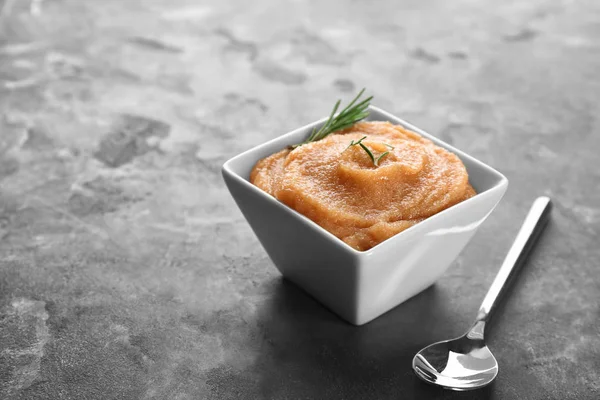 Cuenco con caviar de bacalao en la mesa — Foto de Stock