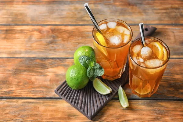 Sabrosa limonada refrescante con hielo en vasos en la mesa —  Fotos de Stock