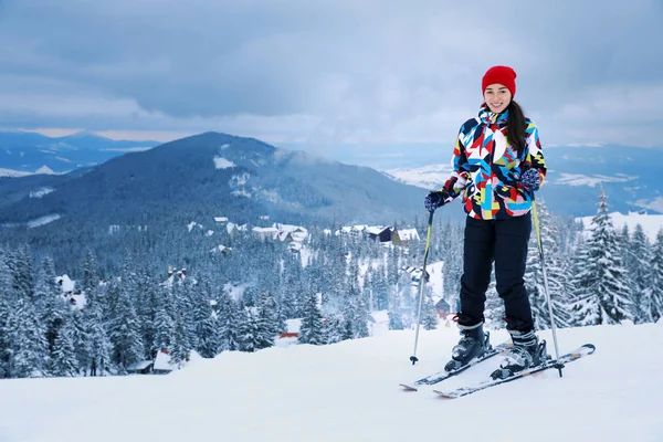 Женщина на лыжной площадке на заснеженном курорте. Зимние каникулы — стоковое фото