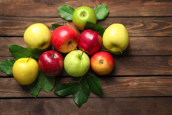 Созревшие сочные яблоки на деревянном столе, вид сверху — стоковое фото