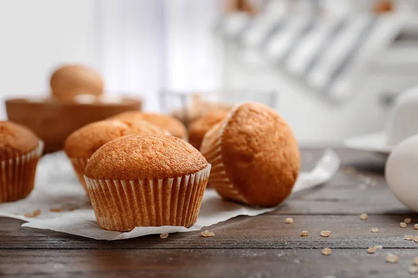 Smakelijke cupcakes op tafel. Vers uit de oven — Stockfoto