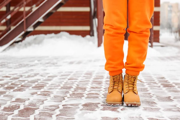 Mujer elegante con zapatos calientes en la calle de la ciudad en invierno — Foto de Stock