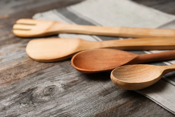 Utensílios de cozinha de madeira na mesa — Fotografia de Stock