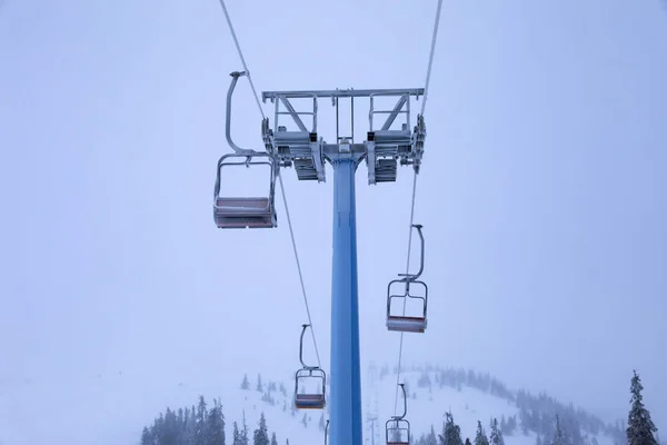 Skilift op besneeuwde resort in bergen. Wintervakantie — Stockfoto