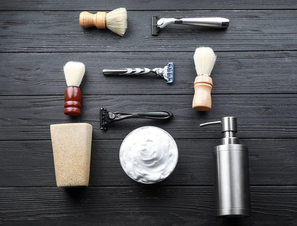 Accesorios de afeitado para hombre sobre fondo de madera —  Fotos de Stock
