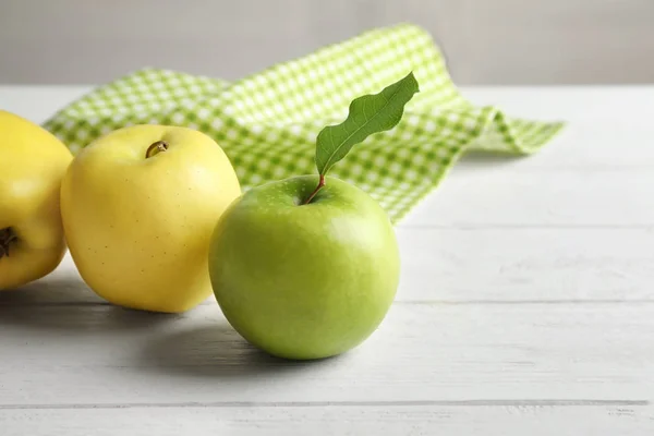 Rijpe sappige appels op houten tafel — Stockfoto