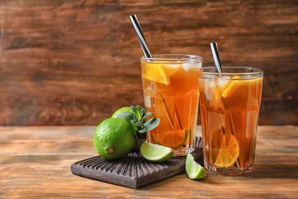 Lezzetli limonata masada bardaklarda buzlu canlandırıcı — Stok fotoğraf