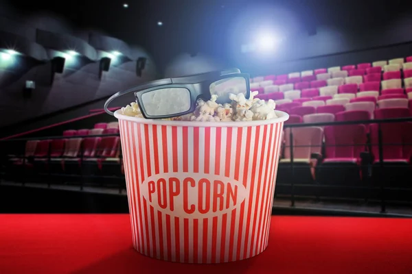 Leckeres Popcorn und 3D-Brillen im Kino — Stockfoto