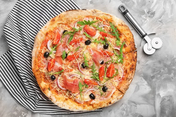 Välsmakande pizza på bordet. Färskt från ugnen — Stockfoto