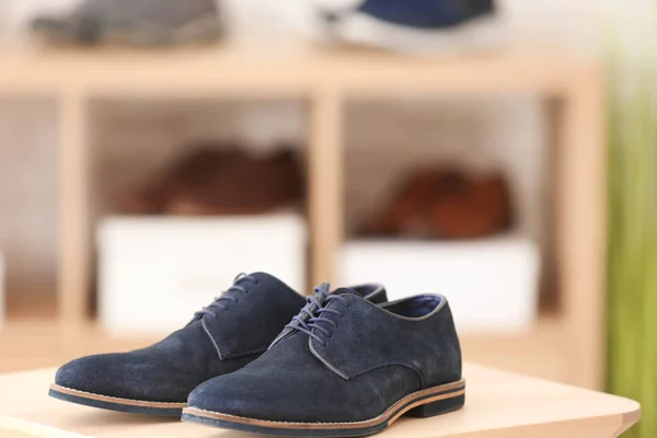 Par de sapatos masculinos elegantes contra fundo desfocado — Fotografia de Stock