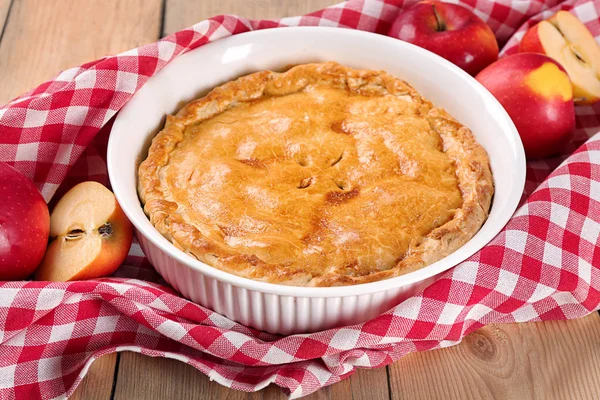 Delicioso pastel de manzana americano en la mesa —  Fotos de Stock