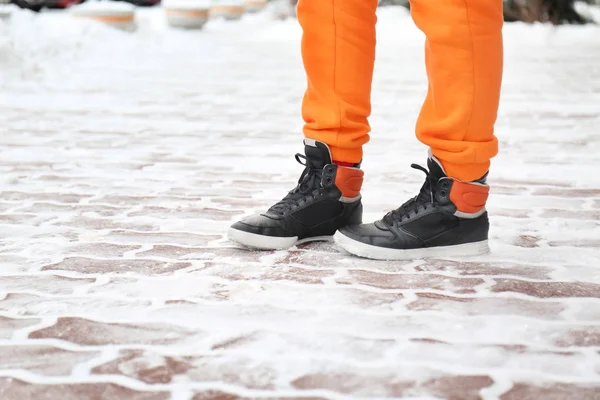 时尚女人冬天穿暖和的鞋子在城市街道上 — 图库照片