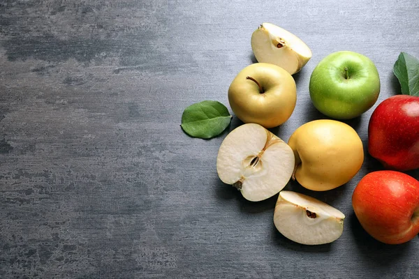 Созревшие сочные яблоки на сером фоне — стоковое фото