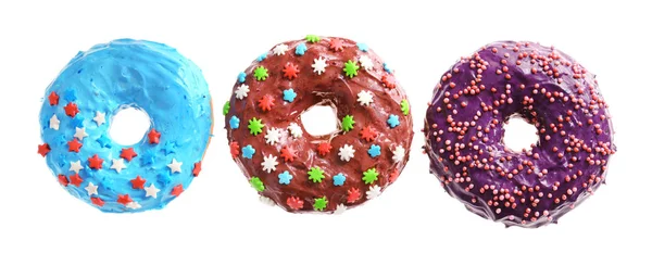 Deliciosos donuts coloridos no fundo branco — Fotografia de Stock