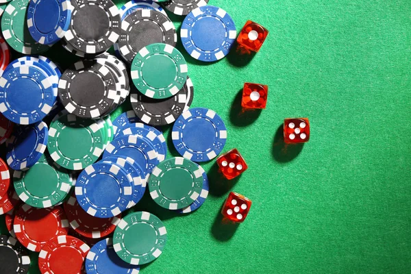 Patatine e dadi sul tavolo verde nel casinò — Foto Stock