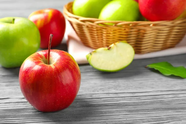 Dojrzałe, soczyste jabłka na drewnianym stole — Zdjęcie stockowe