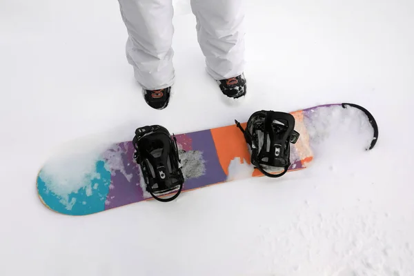 Snowboarder em pista de esqui no resort nevado. Férias inverno — Fotografia de Stock