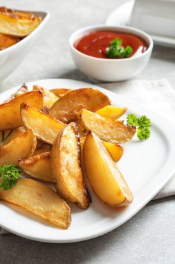 Lezzetli fırında patates dilimleri tablo ile plaka