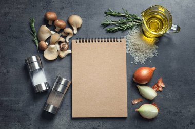 Defter ve gri arka plan üzerine mantarlı risotto için malzemeler