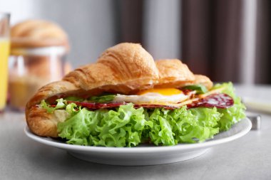 Lezzetli kruvasan sandviç tablo ile plaka