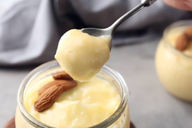 Tablo, closeup üzerine vanilya puding kaşıkla
