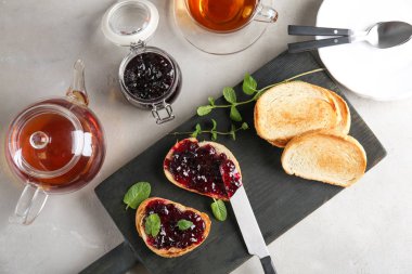 Ahşap tahta üzerinde tatlı reçelli lezzetli tost