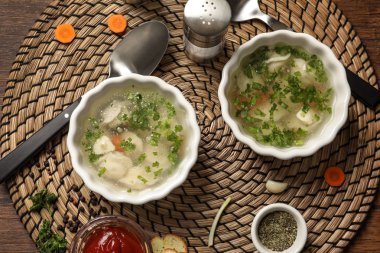 Yemekler lezzetli çorba köfte hasır mat ile