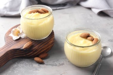 Cam Kavanoz ile masaya badem vanilya puding ile