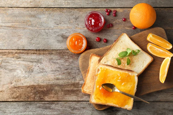 Délicieux Pain Grillé Avec Confiture Sucrée Sur Une Planche Bois — Photo