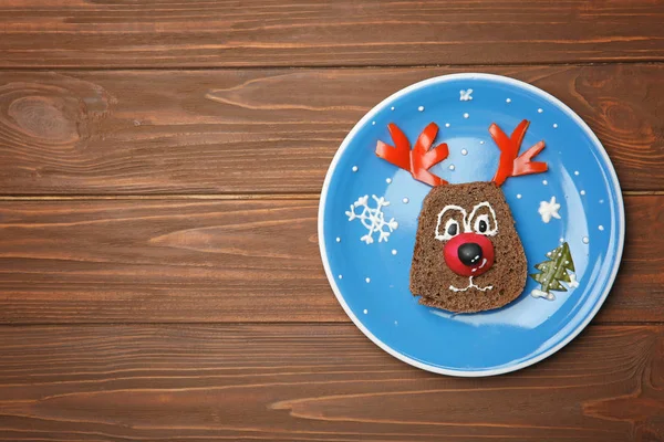 Ahşap arka plan çocuk kahvaltı için Funny Gıda fikir