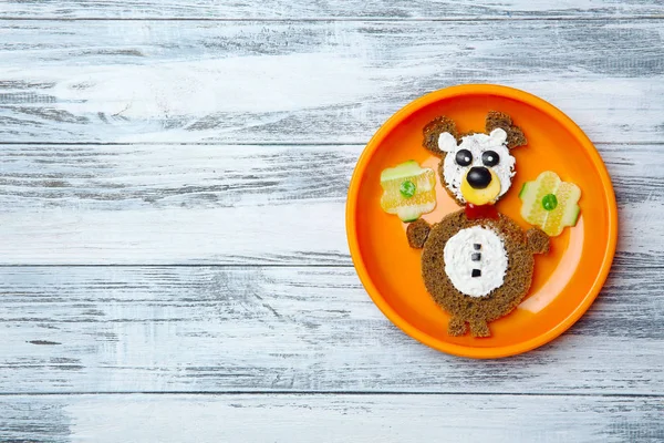 滑稽的食物想法为孩子早餐在木背景 — 图库照片