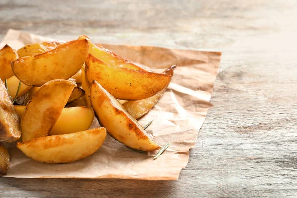 Leckere Gebackene Kartoffelkeile Auf Hölzernem Hintergrund — Stockfoto