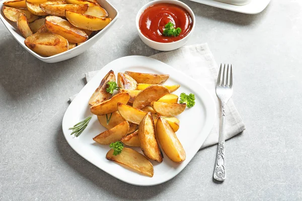 Bord Met Heerlijke Gebakken Aardappel Partjes Saus Tafel — Stockfoto