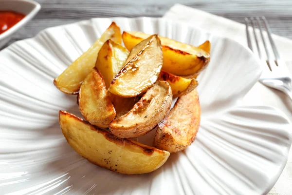 Assiette Avec Délicieux Quartiers Pommes Terre Cuites Four Gros Plan — Photo