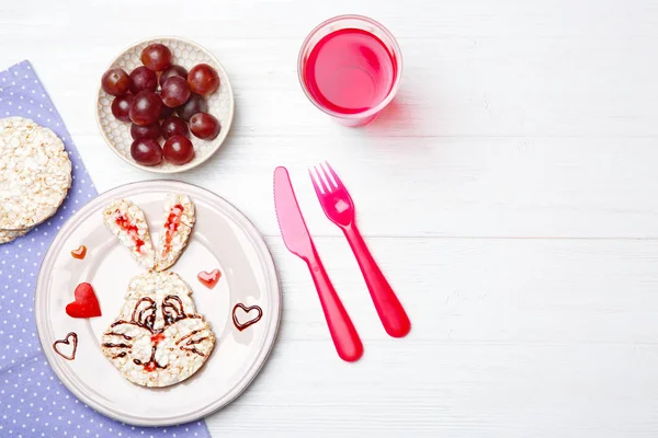 木製の背景に子供の朝食に面白い食品アイデア — ストック写真