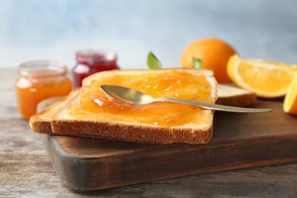 Heerlijke Toast Met Zoete Jam Houten Plank — Stockfoto