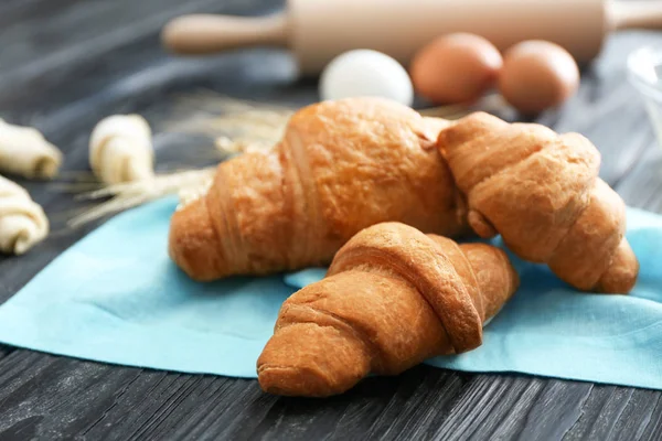 Läckra Croissanter Bord Närbild — Stockfoto