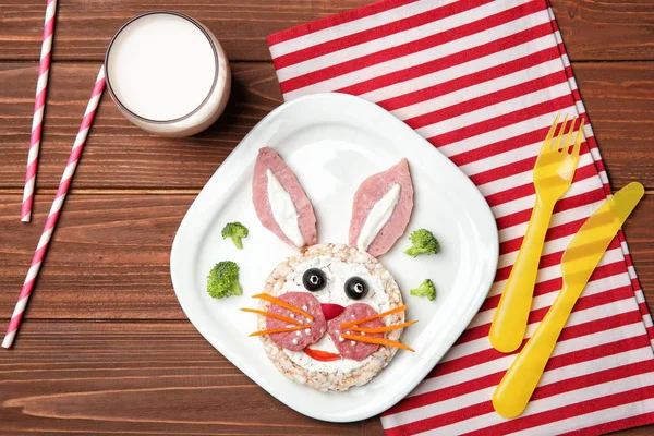 Ahşap Arka Plan Çocuk Kahvaltı Için Funny Gıda Fikir — Stok fotoğraf