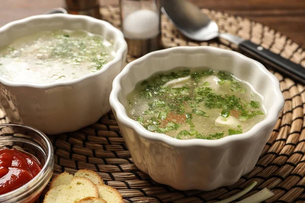 Pratos Sopa Deliciosa Com Bolinhos Esteira Vime — Fotografia de Stock